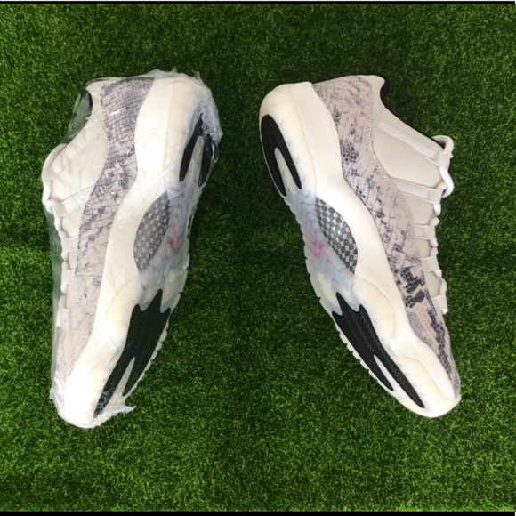 Jordan 11 Low Snakeskin Light Bone - Picture 2 of 7